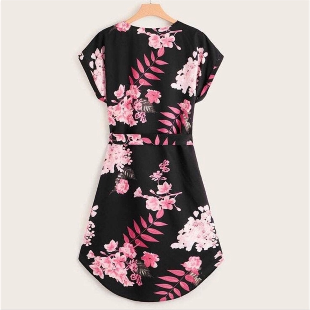 Women’s plus size black floral curved hem dress - Picture 2 of 5
